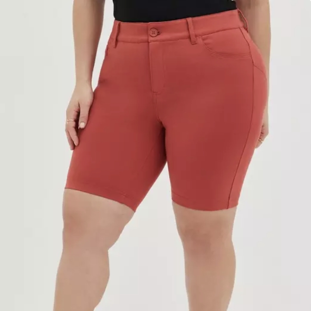 TORRID Bermuda High-Rise Bombshell Short 16 NWT